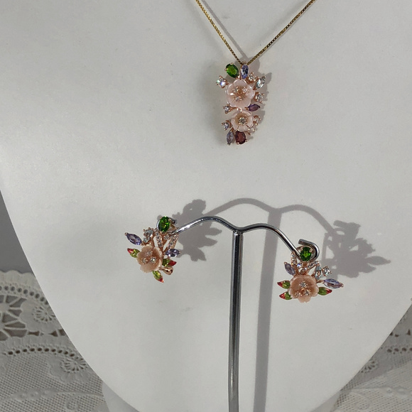 Beautiful Spring Flower Earrings & Pendant - Picture 3 of 7